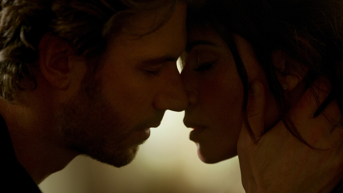 Sexo/Vida: Adam Demos como Brad Simon y Sarah Shahi como Billie Connelly