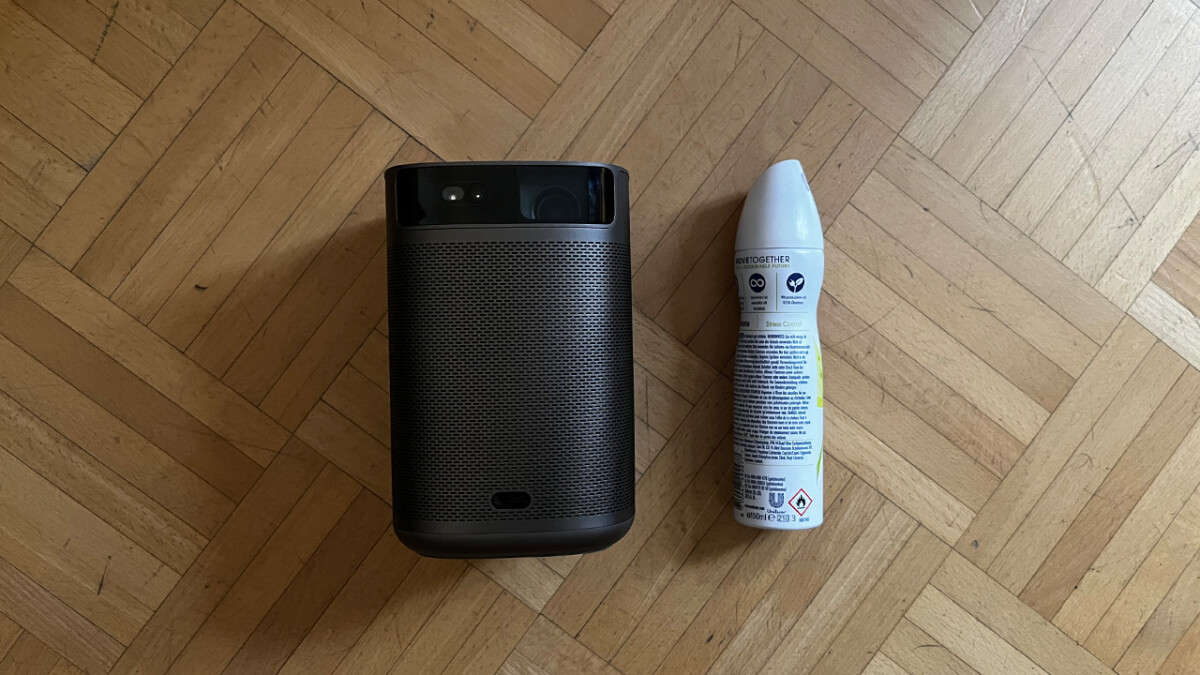 Le petit projecteur XGIMI est plus court qu'une bouteille de déodorant standard et se glisse dans tous les sacs à dos et de nombreux sacs à main.