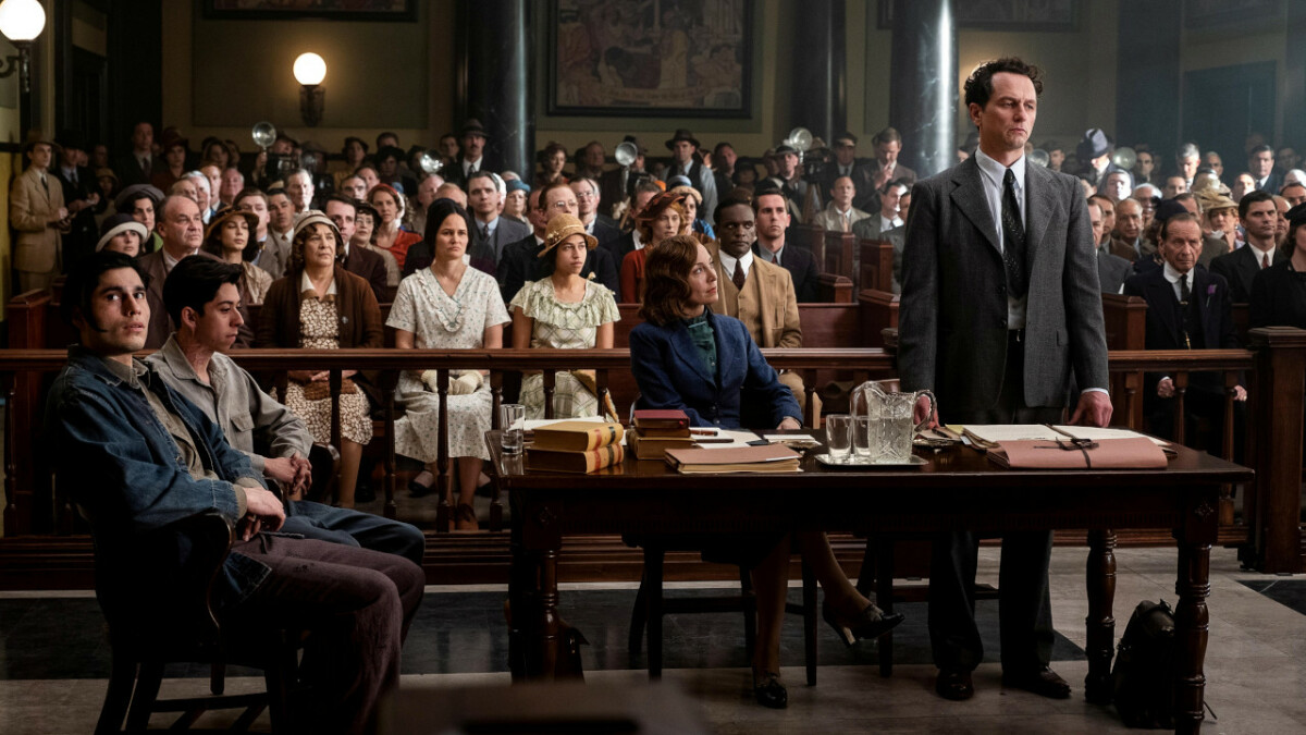 En la corte, el abogado Perry Mason (Matthew Rhys) es puesto en la temporada 2 muchas piedras en el