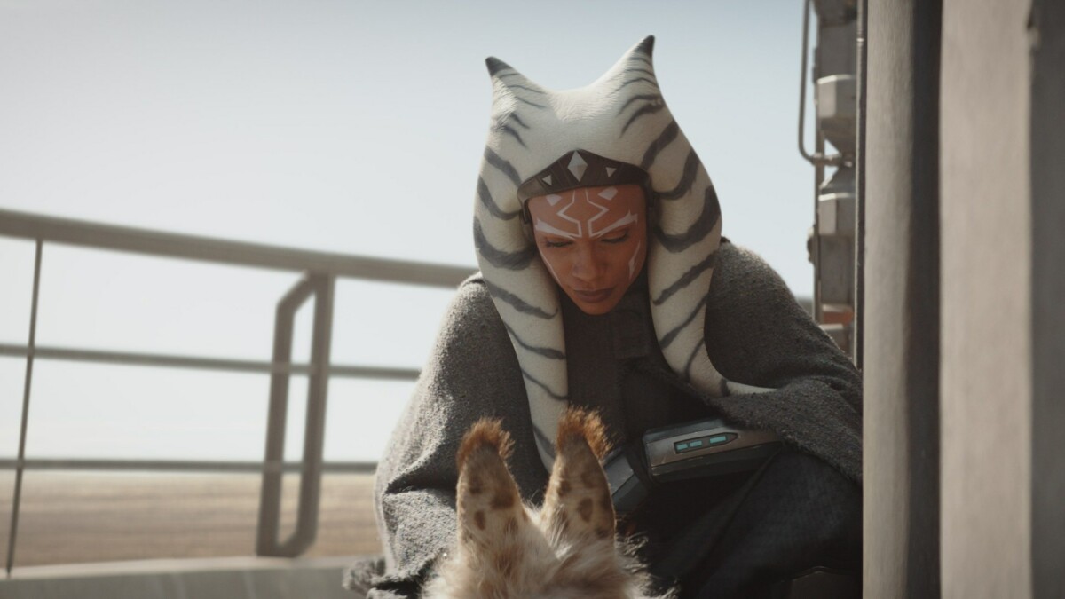 Star Wars: Ahsoka (Rosario Dawson) acaricia a un gato Loth en Lothal, el mundo natal de Ezra.