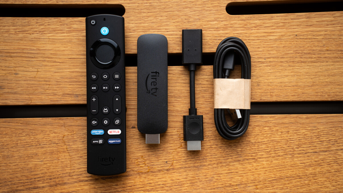 El Fire TV Stick 4K Max viene con un control remoto, una extensión HDMI y un cable USB.