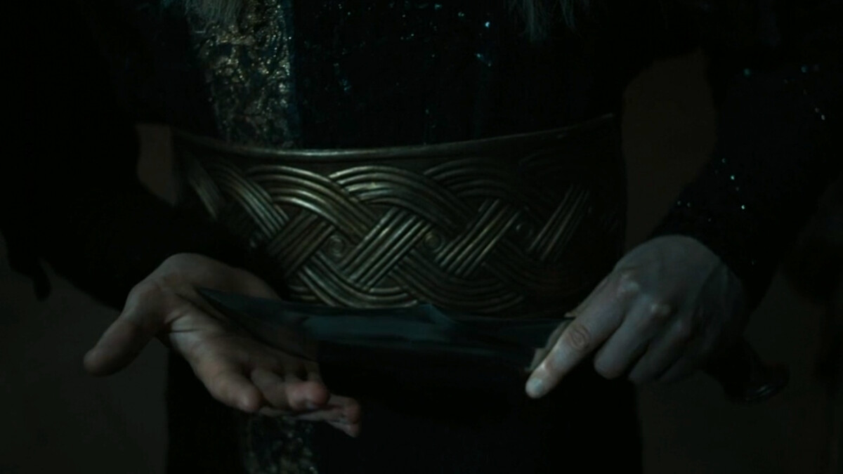 The Lord of the Rings - The Rings of Power: Sauron cuts his finger - to be precise: his hand.