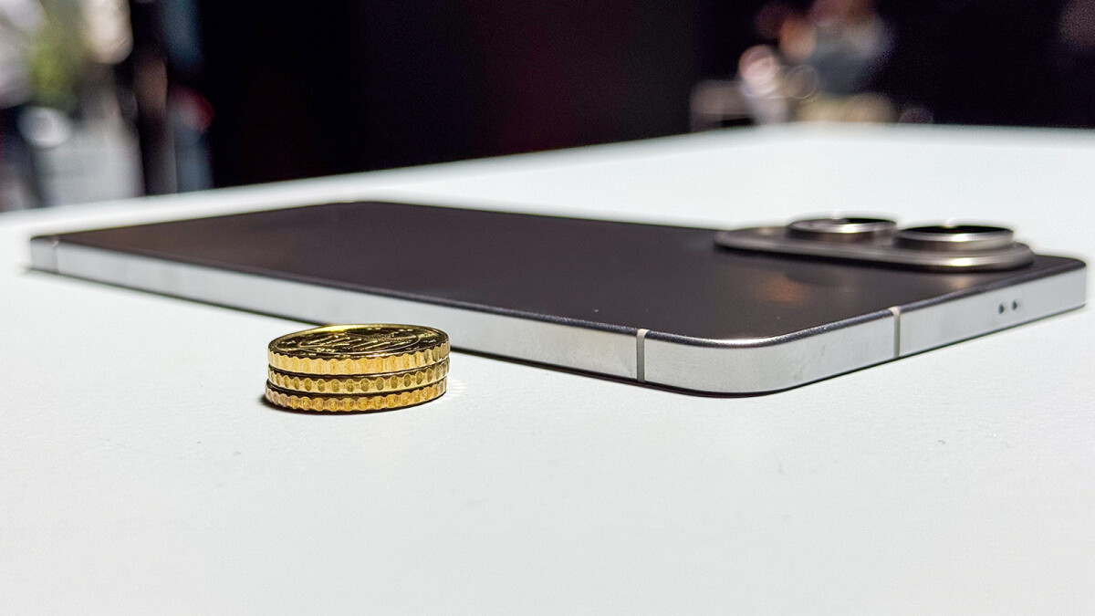 Das Samsung Galaxy S25 Edge ist hauchdünn - so dünn wie drei 20-Cent-Münzen aufeinander gestapelt.