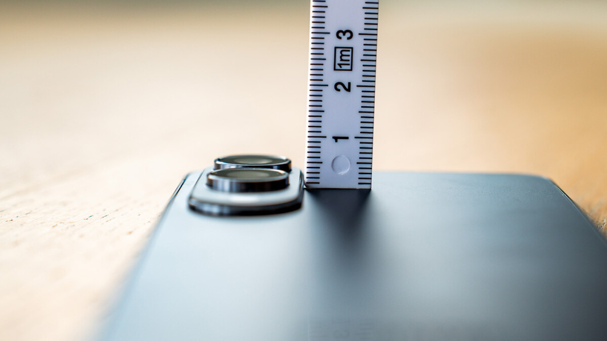 Das Samsung Galaxy S25 Edge ist zwar dünn, die Kamera steht aber deutlich aus dem Gehäuse hervor.