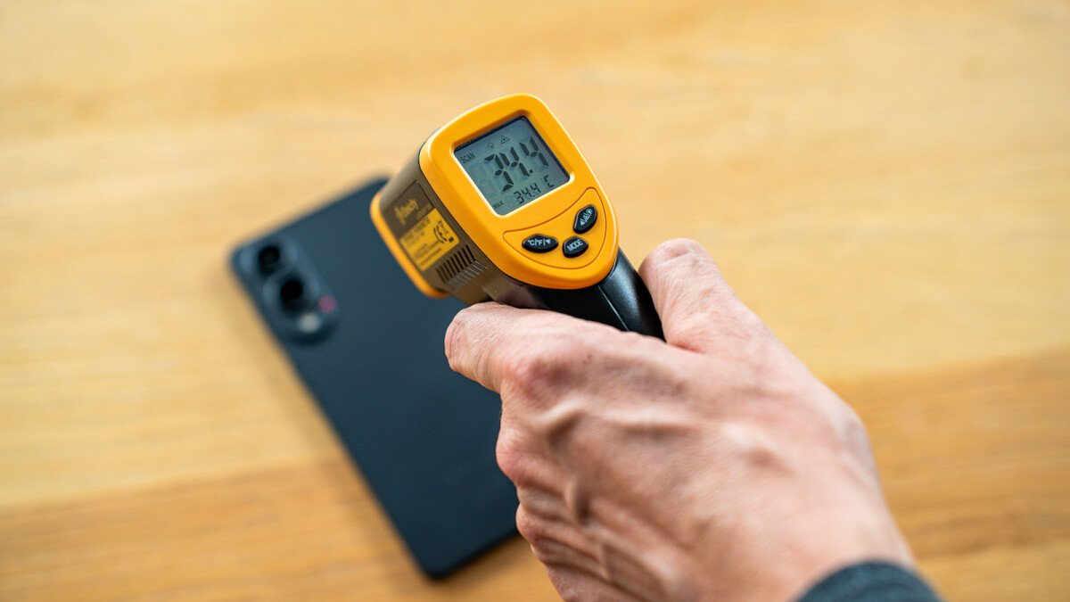 Trotz der dünnen Bauweise überhitzt das Galaxy S25 Edge im Test nicht.