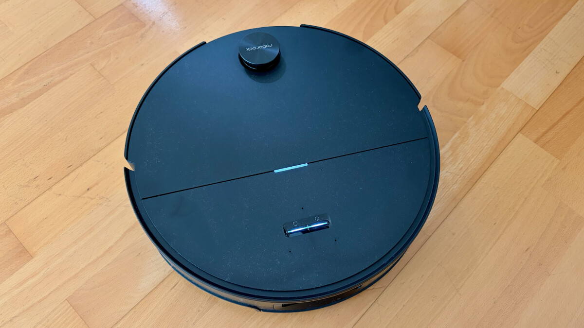 Der Saros 20 Sonic kommt mit einem zusätzlichen, versenkbaren LiDAR-Modul (an der Vorderkante) und hat damit Vorteile bei der Hinderniserkennung und Navigation unter extrem niedrige Möbel.