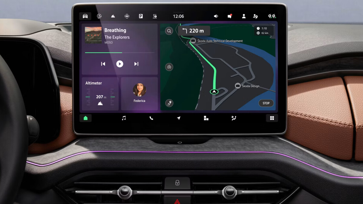 Der 13-Zoll-Touchscreen mit frei konfigurierbarem Homescreen, darunter zieht sich die Ambientebeleuchtung als feine Lichtlinie durchs Armaturenbrett. Die Dreh-Drück-Regler für die Klimabedienung bleiben erhalten.