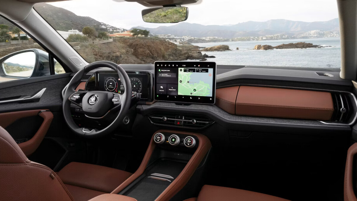 Das Cockpit mit freistehendem 13-Zoll-Touchscreen und dem Cognac-farbenen Leder der höheren Ausstattungen. Das Beste daran sitzt darunter: die drei Smart Dials, echte Drehregler, die sich mit Funktionen von Klima bis Fahrmodus belegen lassen.