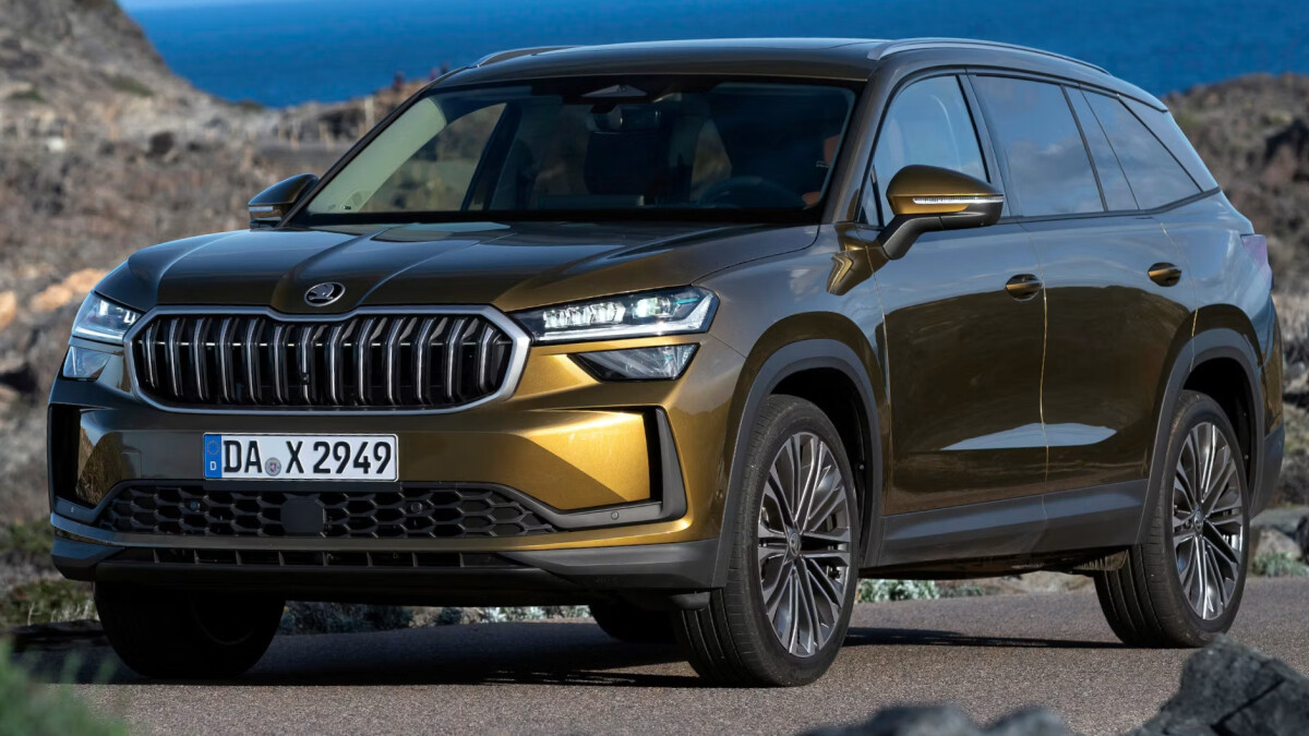 Die zweite Kodiaq-Generation streckt sich auf 4,76 Meter. Der aufrechte Grill und die zweigeteilten LED-Scheinwerfer machen ihn unverkennbar zum Flaggschiff-SUV der Tschechen.