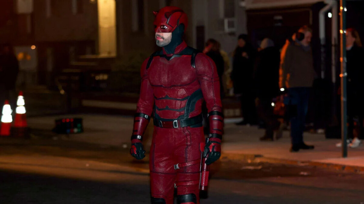 En "Daredevil: Nacer de nuevo" el héroe vuelve a estar vestido de rojo.