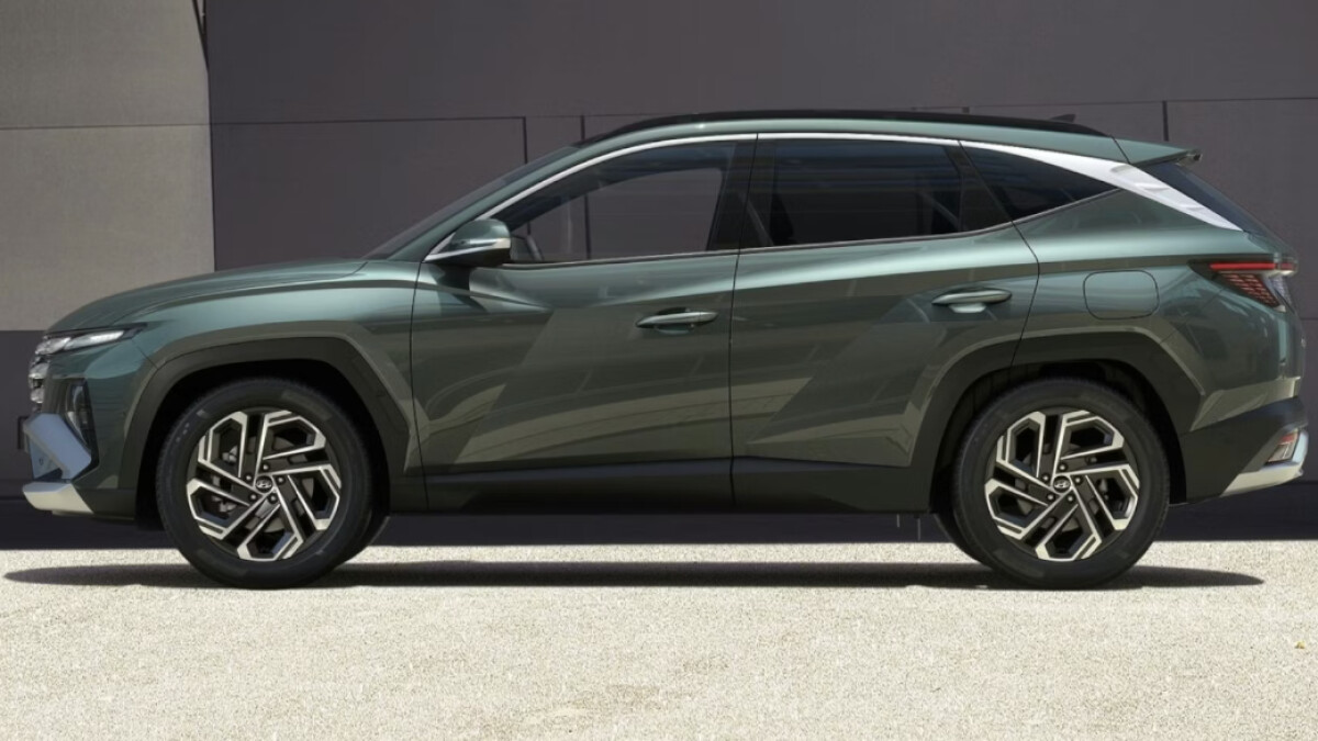 Der 4,52 Meter lange Tucson rollt in der Select-Ausstattung auf zweifarbigen 17-Zoll-Alufelgen. Die Bodenfreiheit von 170 Millimetern und die getönte Dachreling unterstreichen den SUV-Charakter des Kompaktmodells.