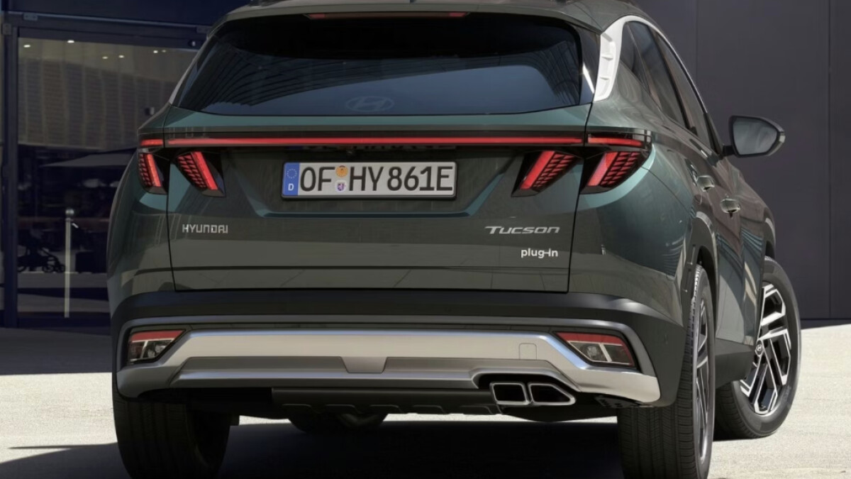 Die Heckpartie zeigt horizontal angeordnete LED-Rückleuchten und einen ausgeprägten Dachspoiler. Die Rückfahrkamera mit Einparkhilfe sitzt zentral über dem Nummernschild, ergänzt durch Sensoren in der Stoßstange.