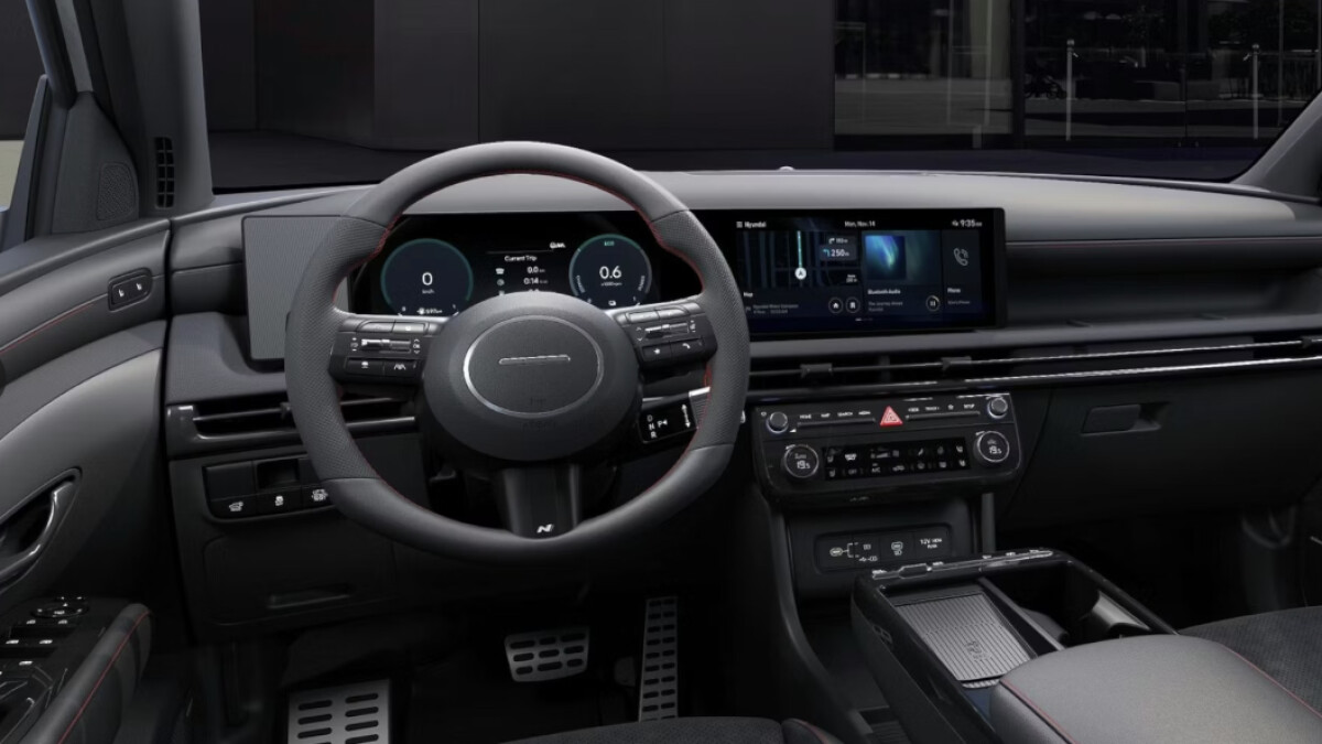 Das zentrale 12,3-Zoll-Touchdisplay des Tucson Select arbeitet mit drahtlosem Apple CarPlay und Android Auto. Die Bedienoberfläche integriert Navigationssystem mit Internetanbindung, Digitalradio und Fahrzeugeinstellungen in einer aufgeräumten Menüstruktur.