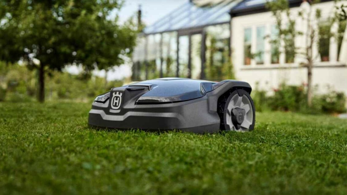 Tanzende und jubelnde Mähroboter Husqvarna mit SoftwareUpdate