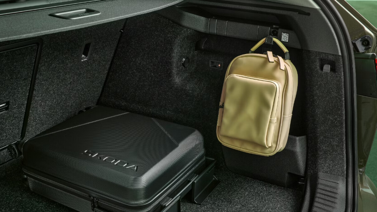 Skoda bleibt der eigenen Tradition treu: Taschenhaken, Befestigungsösen und durchdachte Stauräume machen den Enyaq zum praktischen Begleiter. Mit rund 585 Litern Ladevolumen liegt das SUV im oberen Bereich seiner Klasse.