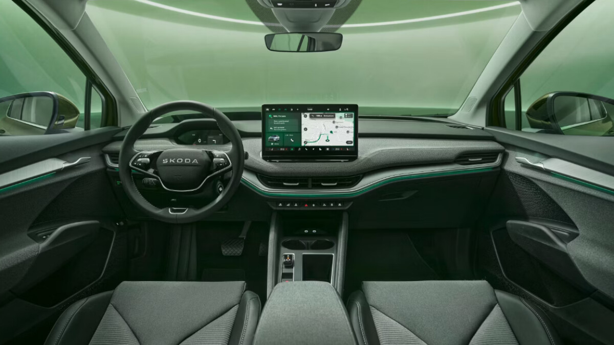 Das überarbeitete Armaturenbrett trägt den Skoda-Schriftzug auf dem Lenkrad, kombiniert mit kleinem Fahrerdisplay und freistehendem Zentralbildschirm. Die hellen Stoffeinsätze und grünen Akzente setzen dem schwarzen Interieur dezente Highlights entgegen.