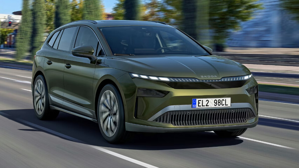 In der Praxis überzeugt der Enyaq mit ruhigem Geradeauslauf und kultivierten Fahrgeräuschen. Die olivgrüne Lackierung - im Bild gut zu erkennen - gehört zu den neuen Farbtönen, die Skoda mit dem überarbeiteten Modell anbietet.