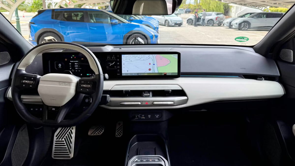 Aufgeräumt statt überladen: Das Cockpit verzichtet auf physische Tasten wo möglich. Die horizontale Leiste mit Ambientelicht zieht sich durchs gesamte Armaturenbrett.