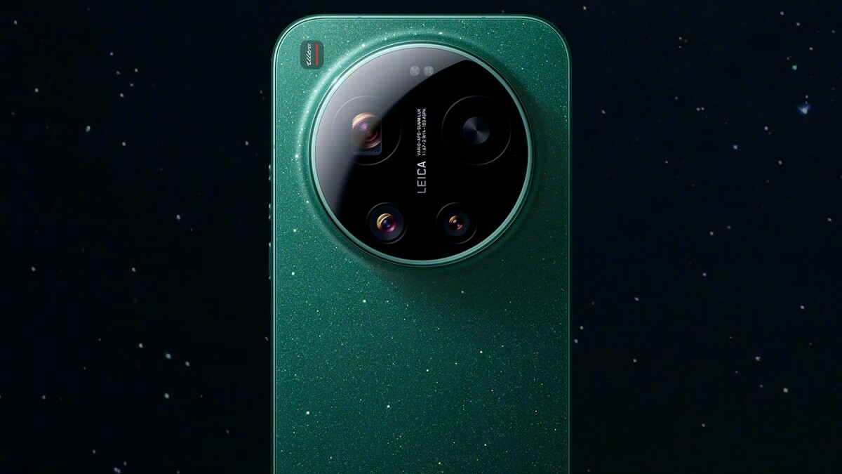 Xiaomi 17 Ultra in Starry Green.