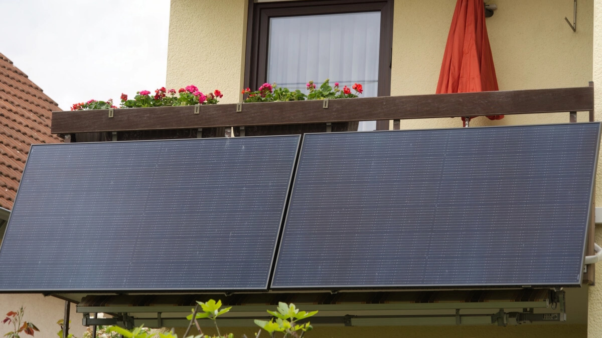 Balkonkraftwerken, die mit einem Wechselrichter von Deye ausgestattet sind, fehlt mitunter ein sicherheitsrelevantes Bauteil.