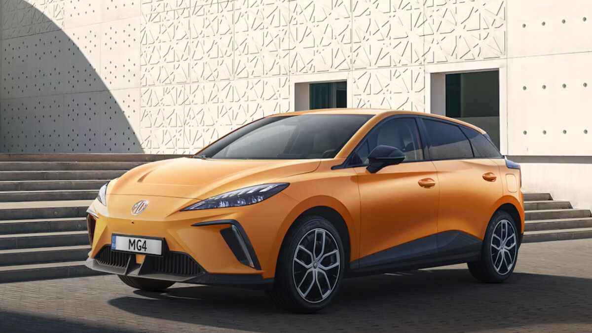 An der Front prägen schmale LED-Scheinwerfer und eine geschlossene Kühlerpartie das Bild - ein Hinweis auf die aerodynamische Ausrichtung.