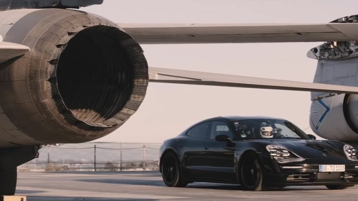 Nein - der Porsche Taycan ist mit sich selbst beschäftigt und tritt nicht gegen einen Düsenjet an.