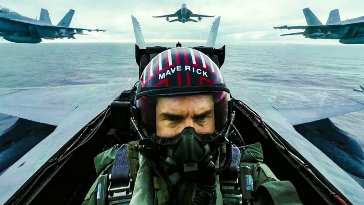 Tom Cruise sits in the new one "Top Gun: Maverick"-Trailer behind the wheel.