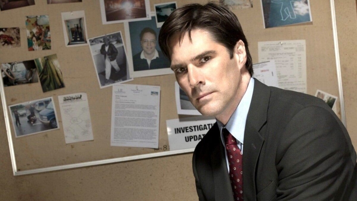 "Mentes criminales" con Thomas Gibson como el agente especial supervisor Aaron "hotch" Hotchner.