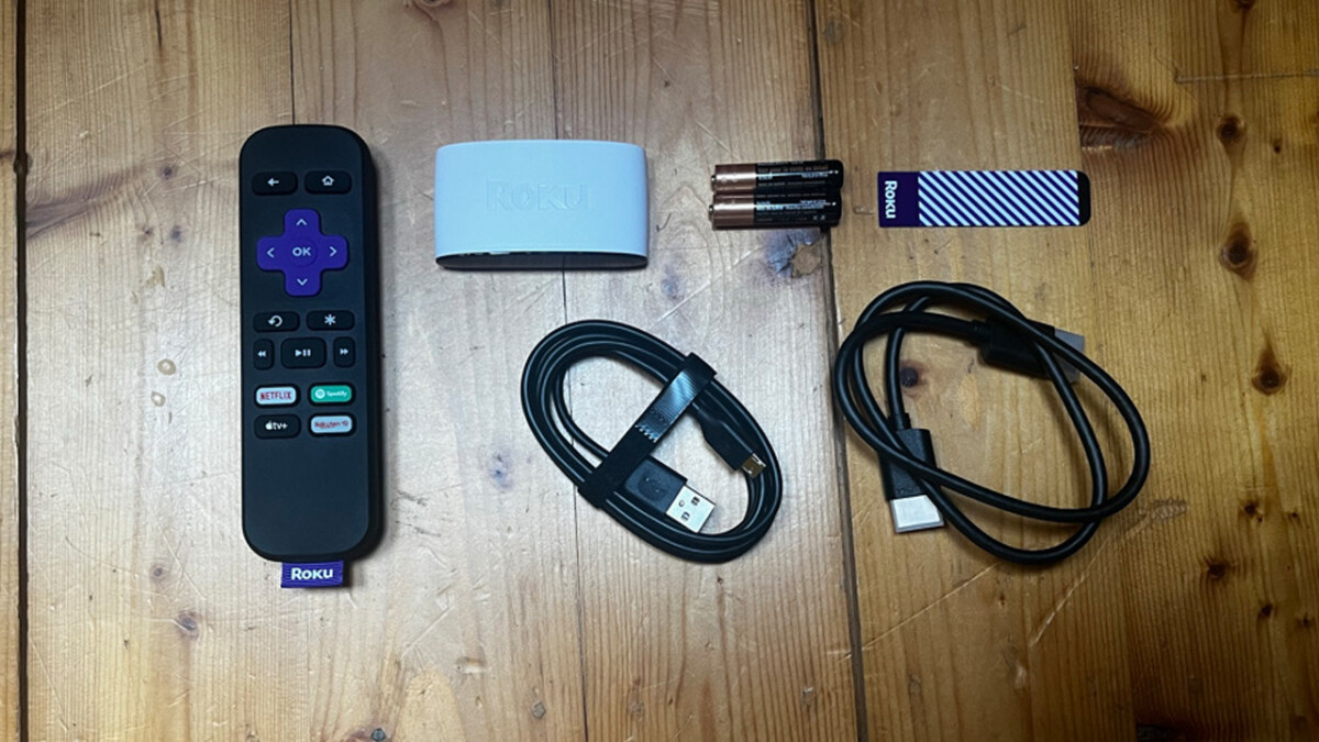 In contrast to more expensive devices, the cheap Roku SE even comes with an HDMI cable.