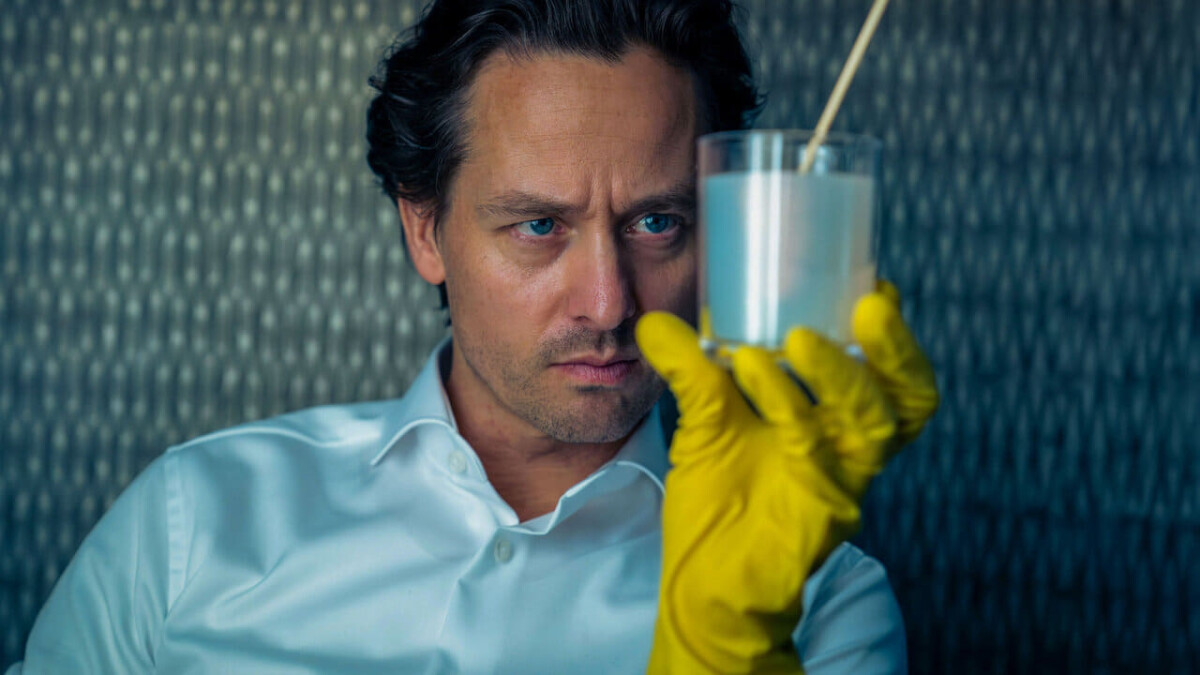 "Achtsam Morden" ist eine deutsche Comedy-Crime-Serie, in der es um den mordenden Mafia-Rechtsanwalt Björn geht.