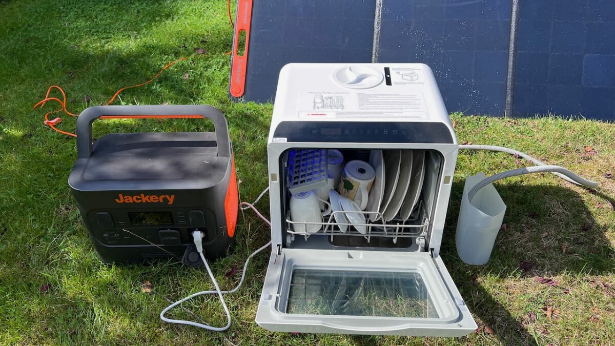 Einen Geschirrspüler fürs Camping? Wer mit der Hava R01 auf dem Campingplatz vorfährt und diese auch noch per Solarstrom befeuert, findet garantiert schnell Anschluss.