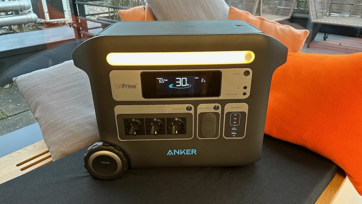 Como muchas otras centrales eléctricas, la PowerHouse 767 de Anker también ofrece una luz LED integrada.  Puede ajustar el brillo tanto en el dispositivo como a través de la aplicación.