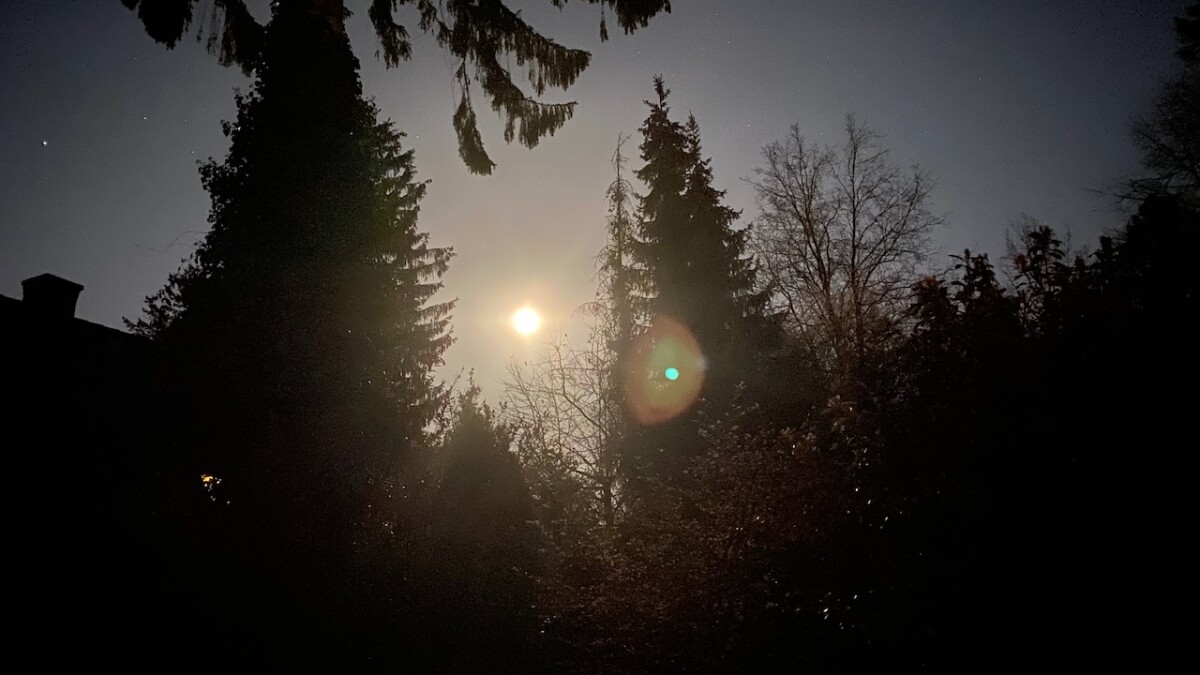 Lens Flare: Unwanted points of light appear.