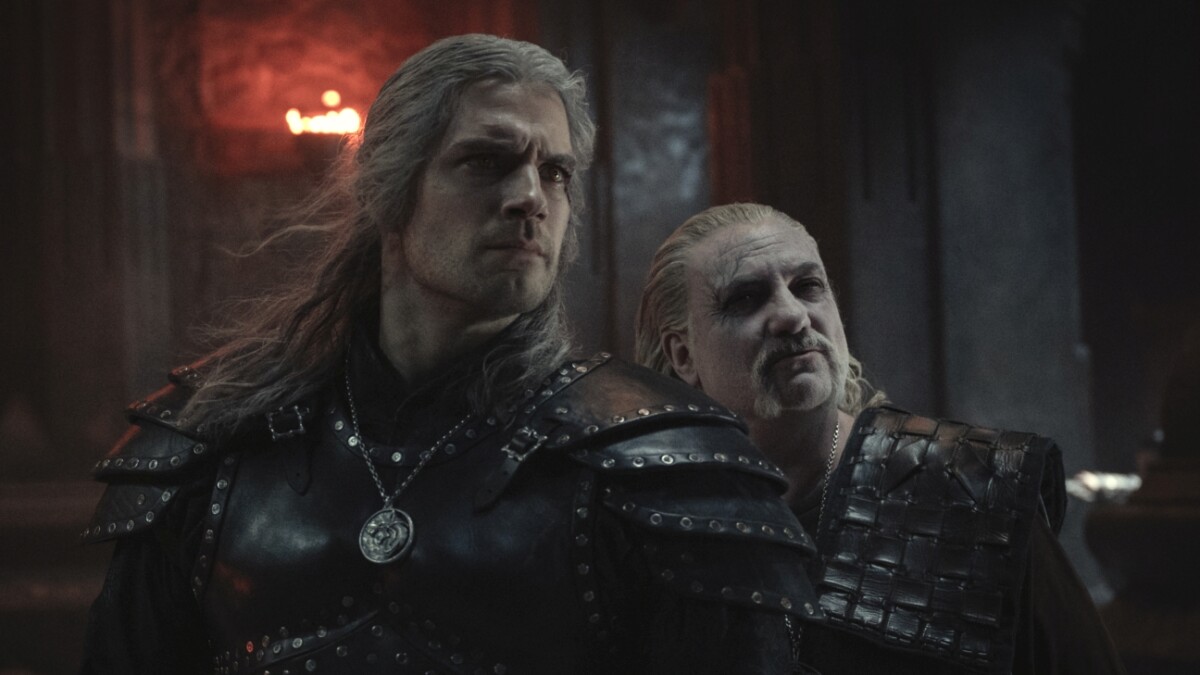 Geralt et Vesemir sont surpris par des monstres à Kaer Morhen.