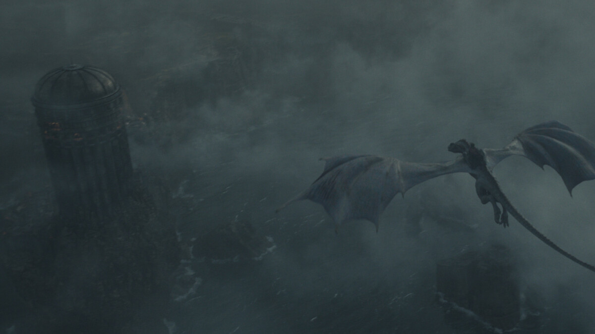 House of the Dragon - Episode 10: Lucerys reist auf ihrem Drachen Arrax nach Storm's End.