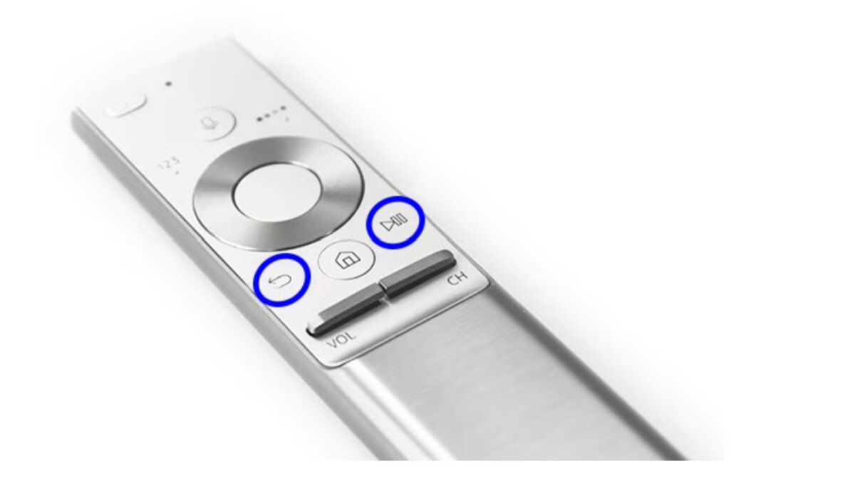 Solo se necesitan unos pocos pasos para conectar su control remoto inteligente a un televisor Samsung QLED.
