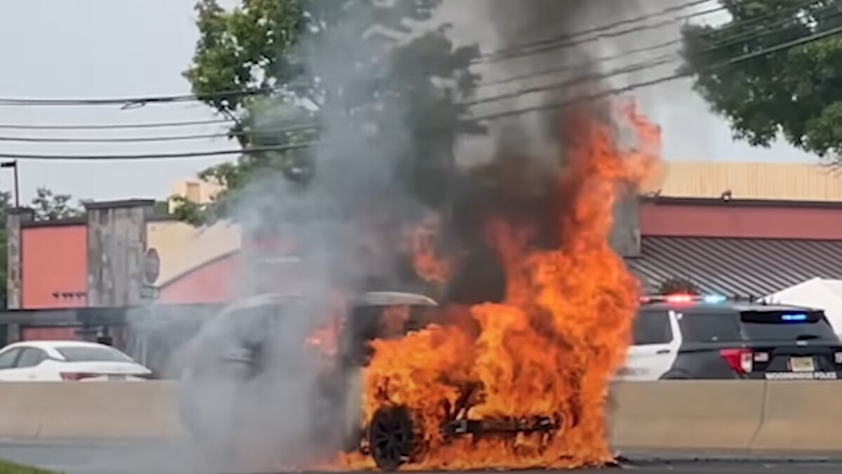 Der Fahrer des BMW X1 wurde kurz vor der ersten Explosion von einem Tesla-Fahrer gewarnt.