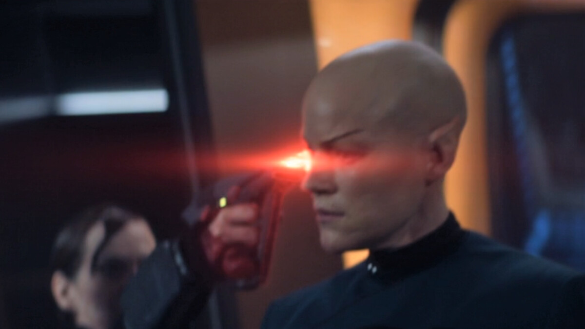 Star Trek Picard Temporada 3: Vadic (Amanda Plummer) dispara al oficial científico T'Veen (Stephanie Czajkowski).