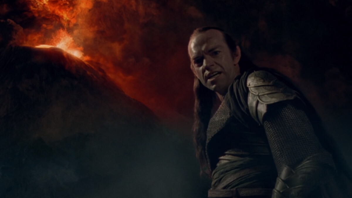 "El Señor de los Anillos: La Comunidad del Anillo" - Elrond (Hugo Weaving) se encuentra ante el Monte del Destino en la tierra de Mordor.