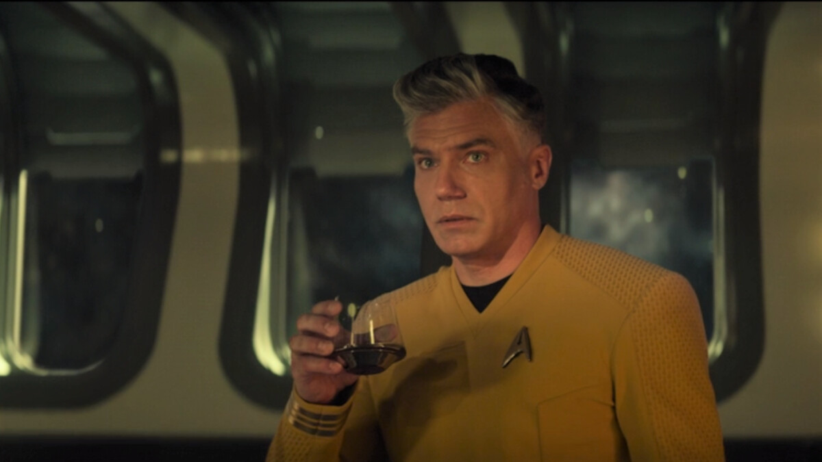 Star Trek Strange New Worlds: Pike con su mejor amigo, el alcohol