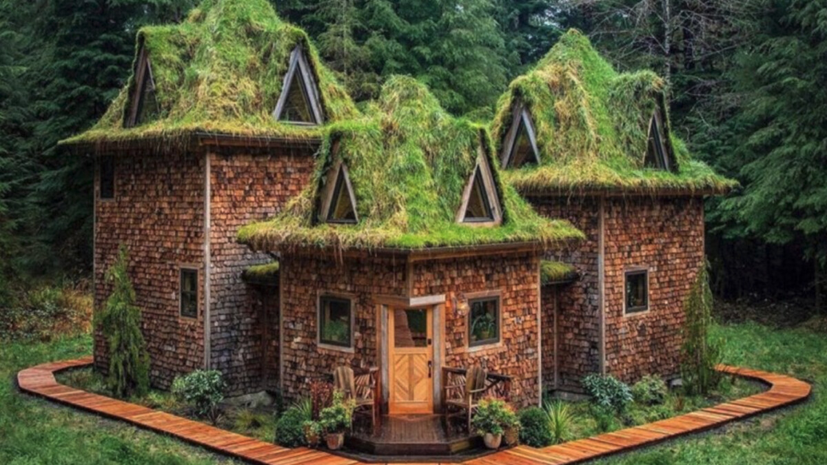 Dank Schindeln und moosbedeckter Dächer wirkt die "Castle Cabin" besonders urig.