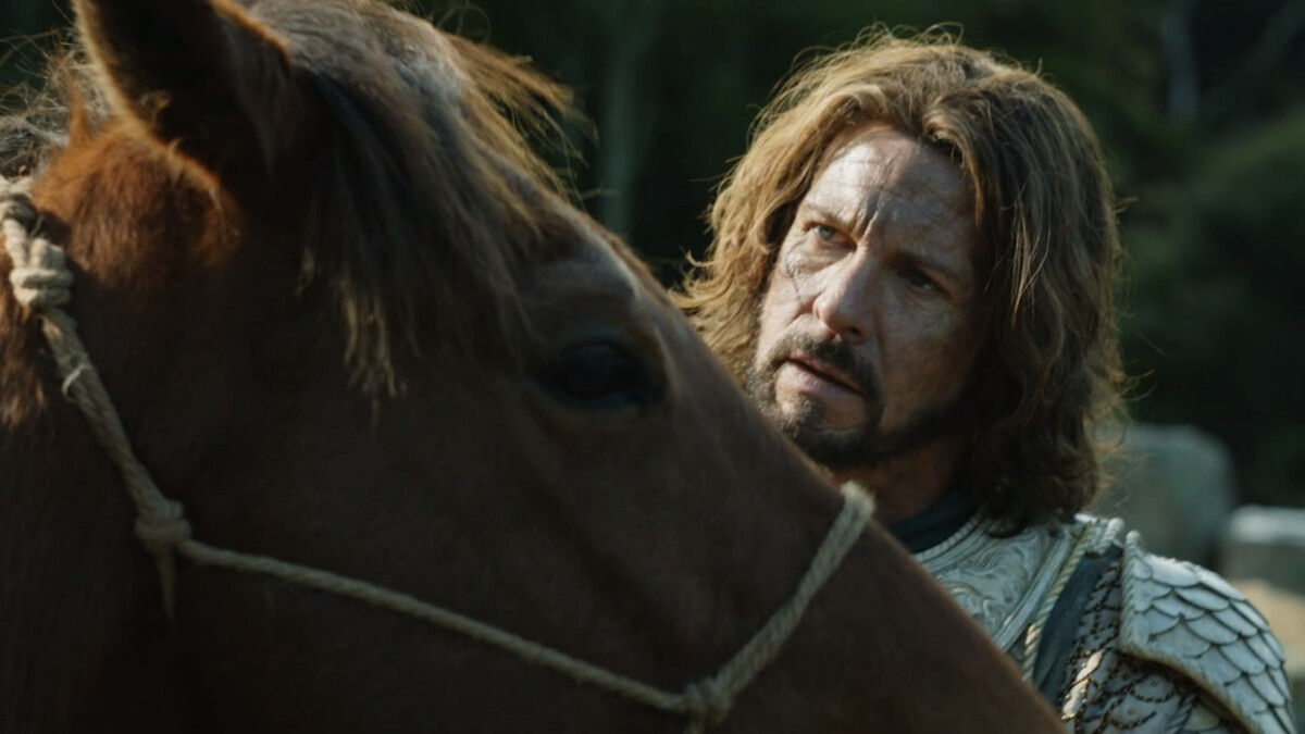 El Señor de los Anillos: Los Anillos del Poder: Elendil (Lloyd Owen) calma el caballo de su hijo.