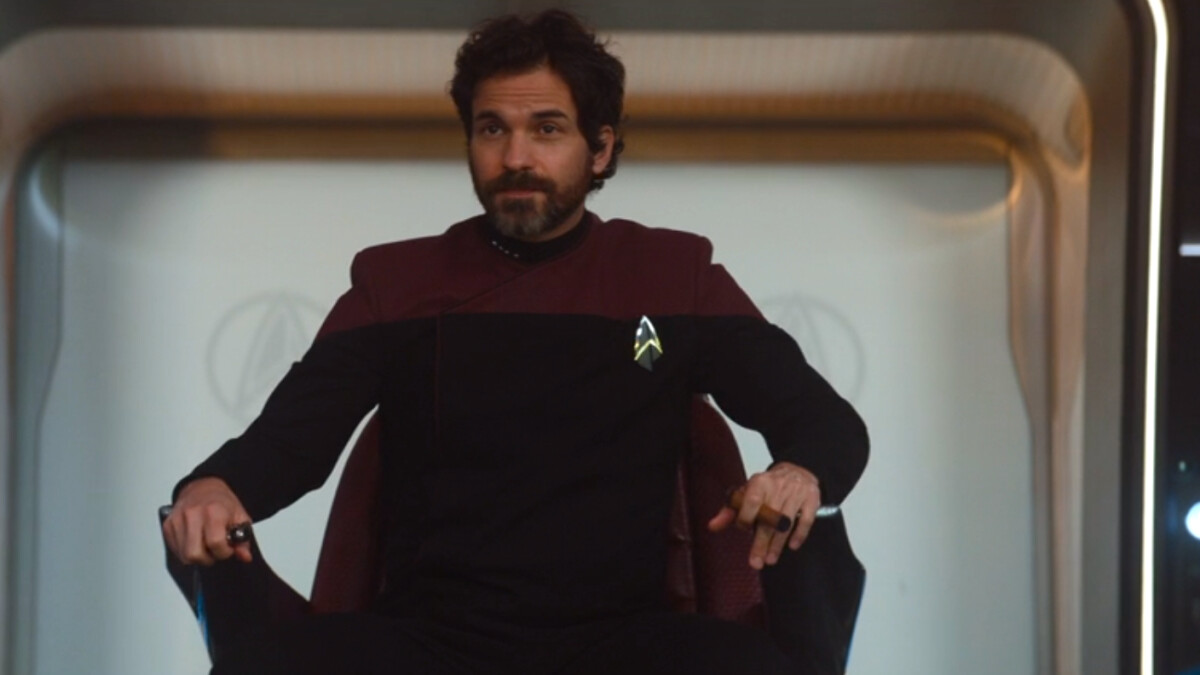 Star Trek Picard: Cristobal Rios (Santiago Cabrera) smokes a cigar while sitting in the captain's chair.