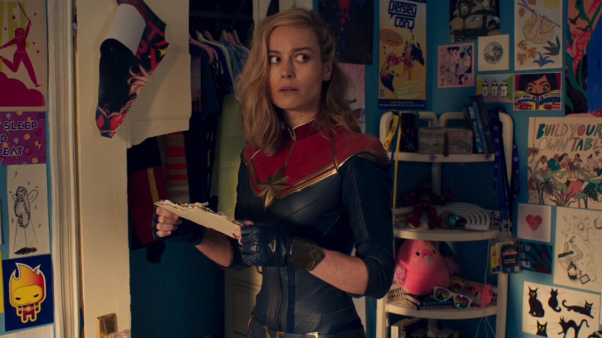 Captain Marvel wears in "Ms. Marvel" a gold bracelet on the left arm