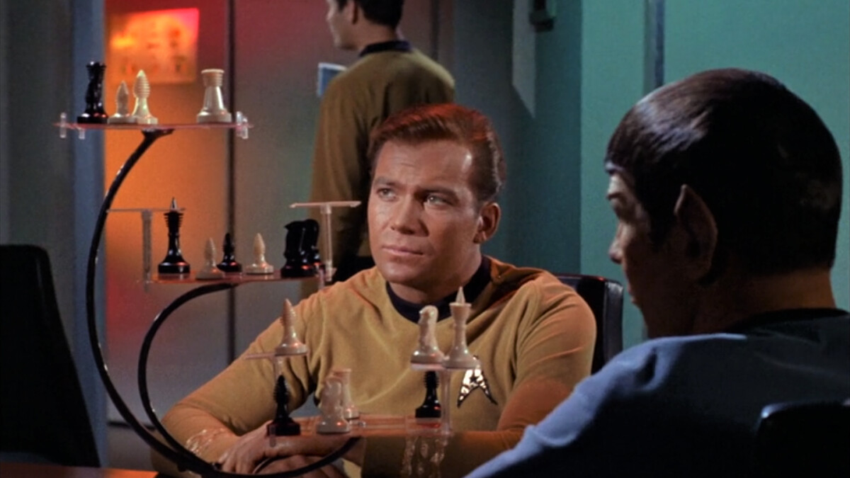 Star Trek - Starship Enterprise: Kirk and Spock play 3D chess