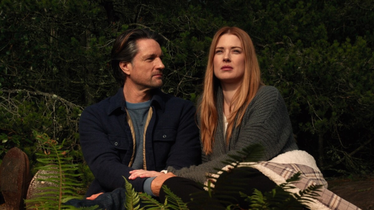 Jack (Martin Henderson) y Mel (Alexandra Breckenridge) disfrutan de la vista.