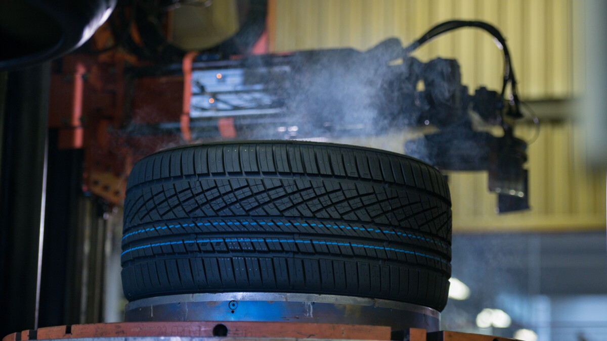 Reifenproduktion im Continental-Werk Korbach: Hier wird auch der "Urban Taraxagum" gefertigt, der erste Serienreifen mit Löwenzahn-Kautschuk. Die blauen Markierungslinien verschwinden beim Abfahren.