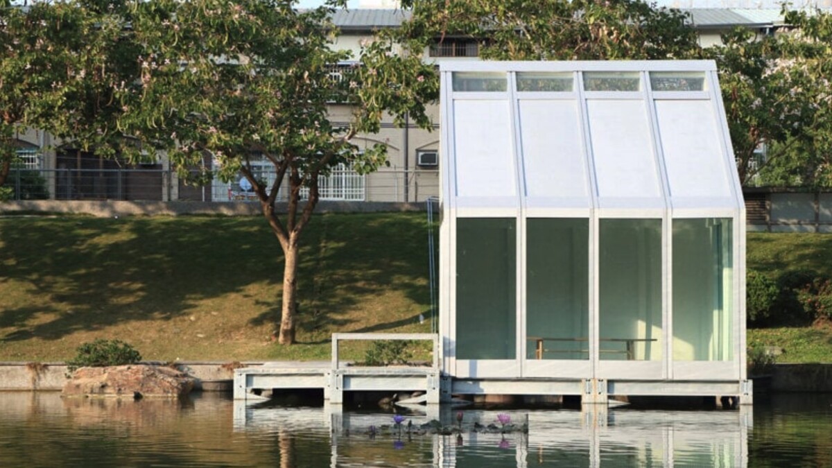 At first glance, the water-filled glass cannot be distinguished from conventional panes.