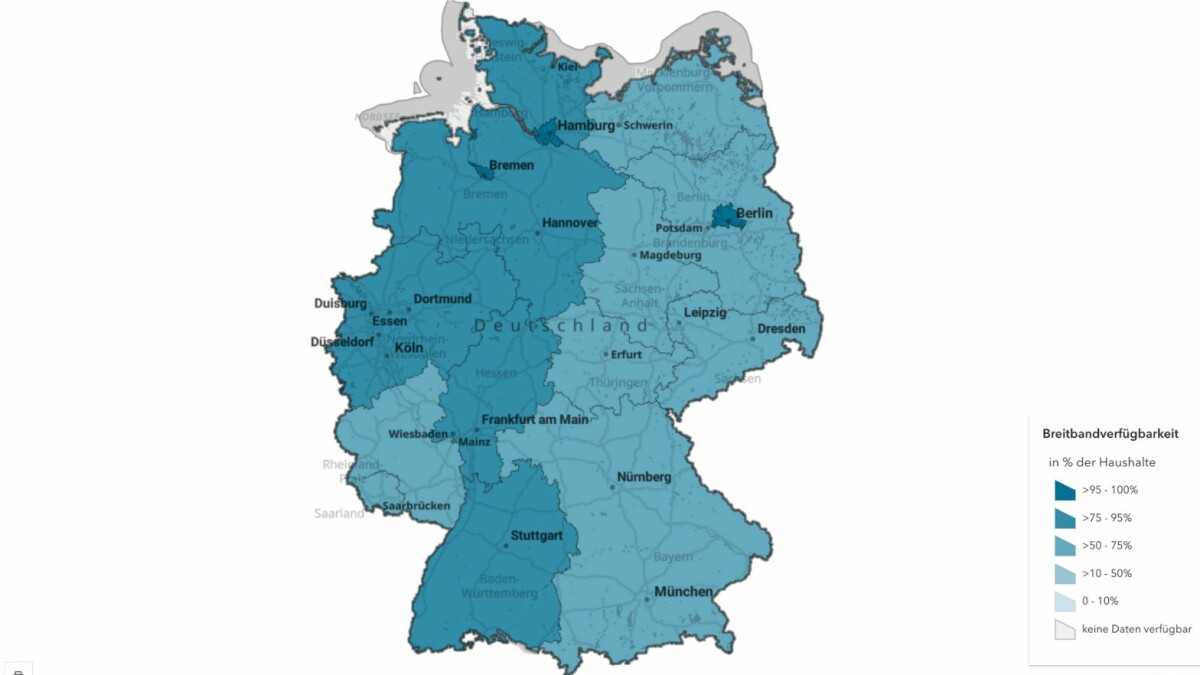 The map shows how high the broadband availability is in a certain area based on colored grid cells.