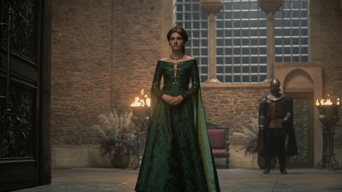 House of the Dragon : Épisode 5 – Alicent choisit une robe verte pour le mariage de Rhaenyra.
